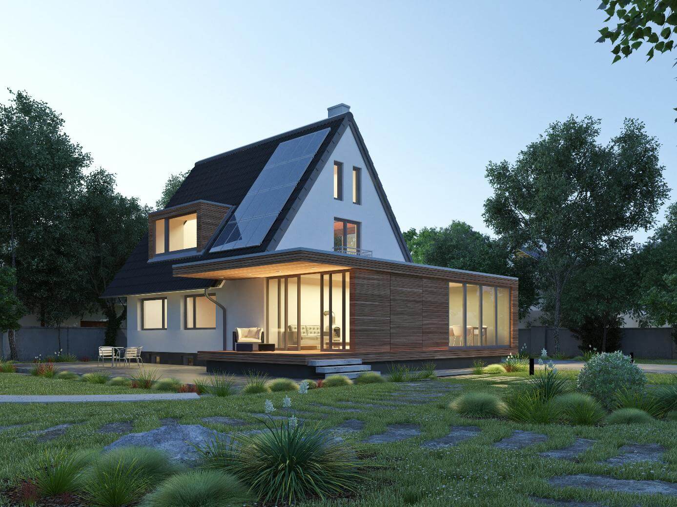 Modernes Einfamilienhaus mit Satteldach und integrierter Photovoltaikanlage, große Fensterfront mit Holzterrasse und Gartenanlage im Grünen.