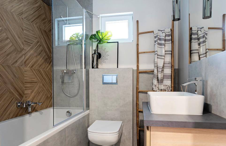 Helles Badezimmer mit Waschbecken und Fenster, natürliches Licht fällt in den Raum.