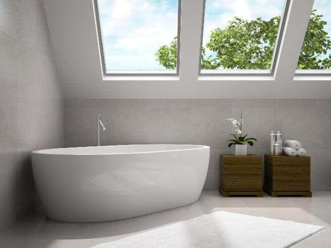 Modernes Badezimmer mit freistehender Badewanne, zwei Holzregalen sowie drei 70x100 Dachfenstern.