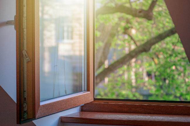 Holzfenster 70x100 mit Blick auf den grünen Außenbereich.