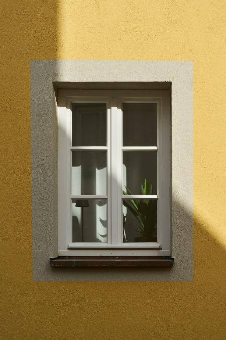 Ein schmales Fenster in einer bunten Hausfassade
