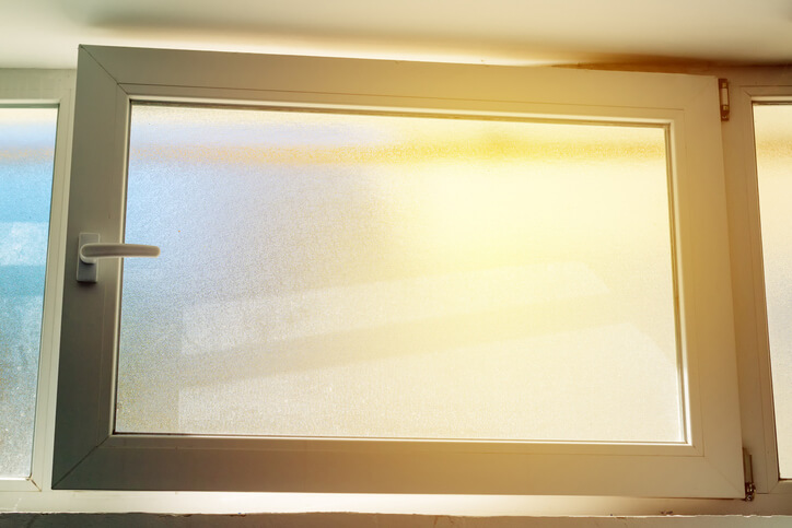 Foto eines leicht geöffneten Fensters mit den Maßen 80x50cm.