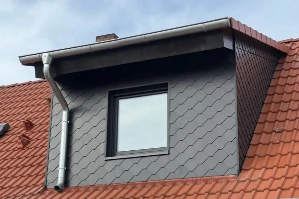 Referenzprojekt von meinfenster24 - Ein modernes Fenster im Dachgeschoss in Anthrazitgrau.