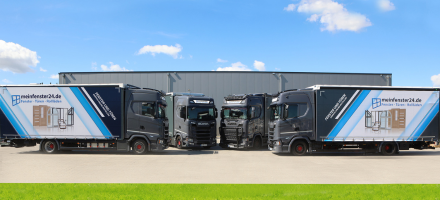Foto von 4 modernen Scania-LKWs der Flotte von meinfenster24 in Apensen.