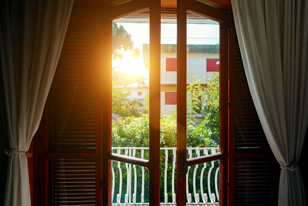 Sonnenaufgang braune Balkontür