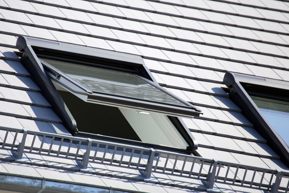 Schwarzes, modernes Schwing-Dachfenster von au&szlig;en von meinfenster24.