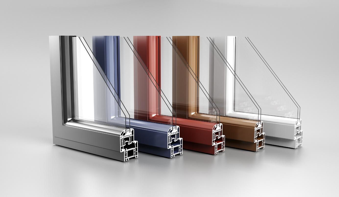 Verschiedene Fensterrahmen in unterschiedlichen Farben und Materialien, gezeigt in einem Schnittmodell, um die Struktur und Details der Fensterprofile darzustellen.