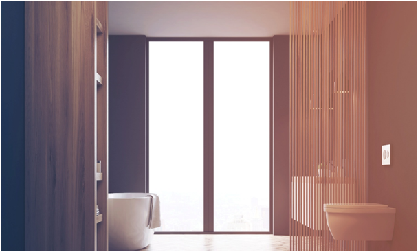 Modernes Badezimmer mit bodentiefen Fenstern