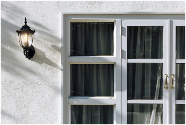 Alt-Attrbiut: Weiße Fenster und Terrassentür an einer weiß verputzten Fassade.