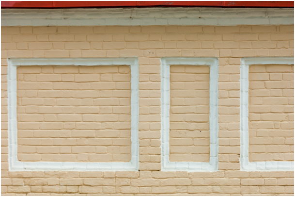 Ziegelwand mit weißen, rechteckigen Rahmen ohne Fensteröffnungen