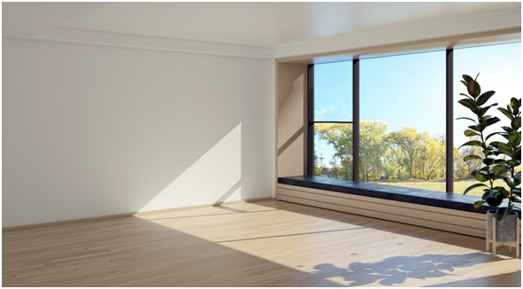 Komfortable Sitzmöglichkeit auf der Fensterbank eines Bodenfensters