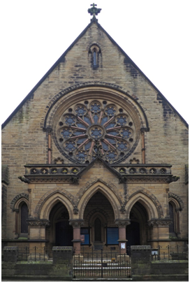 Altes Ziegelsteingebäude mit Fenstern in verschiedenen Formen und Farben