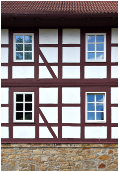 Besonders Fachwerkhäuser sind für ihren Charme mit den Kreuzsprossenfenstern beliebt