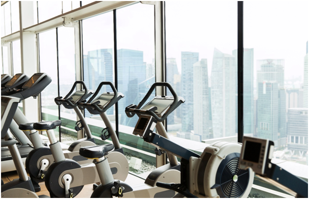 Fitnessgeräte und Panoramafenster mit Aussicht auf Stadt