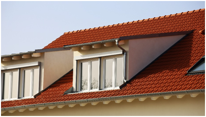 Gaubenfenster mit großzügiger Verglasung und harmonischer Integration in das rote Ziegeldach.