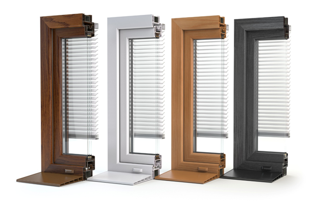 Vier verschiedene Fenstermaterialien im Querschnitt.