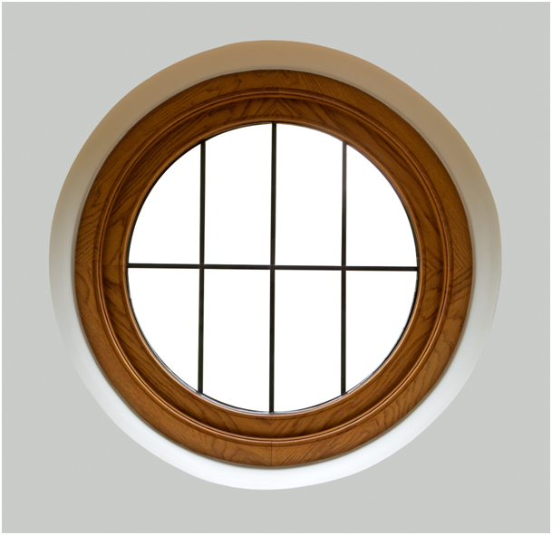 Bullaugenfenster aus Holz mit Sprossen.