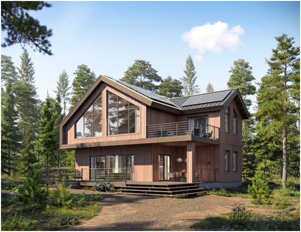 Holzhaus im Wald mit gro&szlig;er Fensterfront und Solarpanels