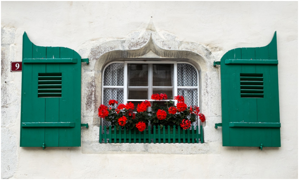 Bildunterschrift: Korbbogenfenster wirken oft nostalgisch.