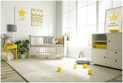 Helles Kinderzimmer mit Babybett und Spielzeug.