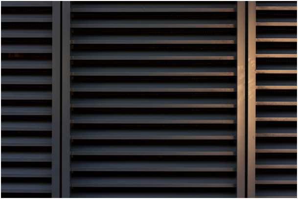 Lamellenfenster aus Aluminium.