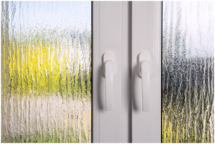 Nahaufnahme eines weißen Kunststofffensters mit Silvit-Glas