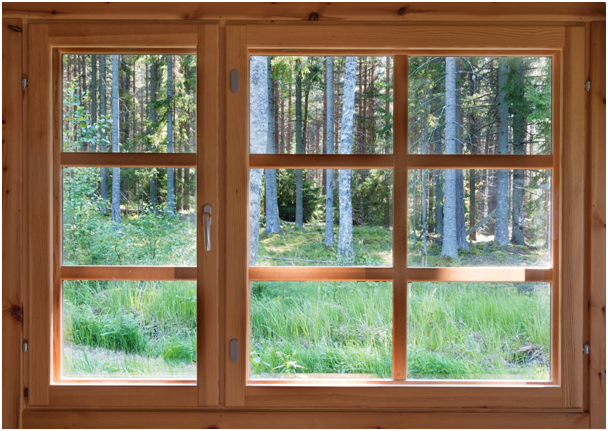 Bildunterschrift: Standardfenster aus Holz überzeugen mit ihrem natürlichen Charme.