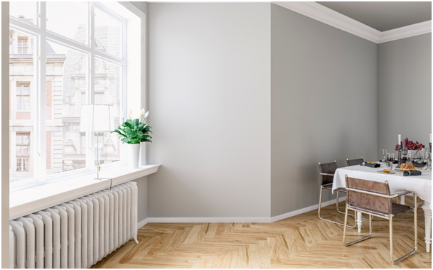 Esszimmer mit Pflanze am Fenster, festlich gedecktem Tisch und drei Stühlen