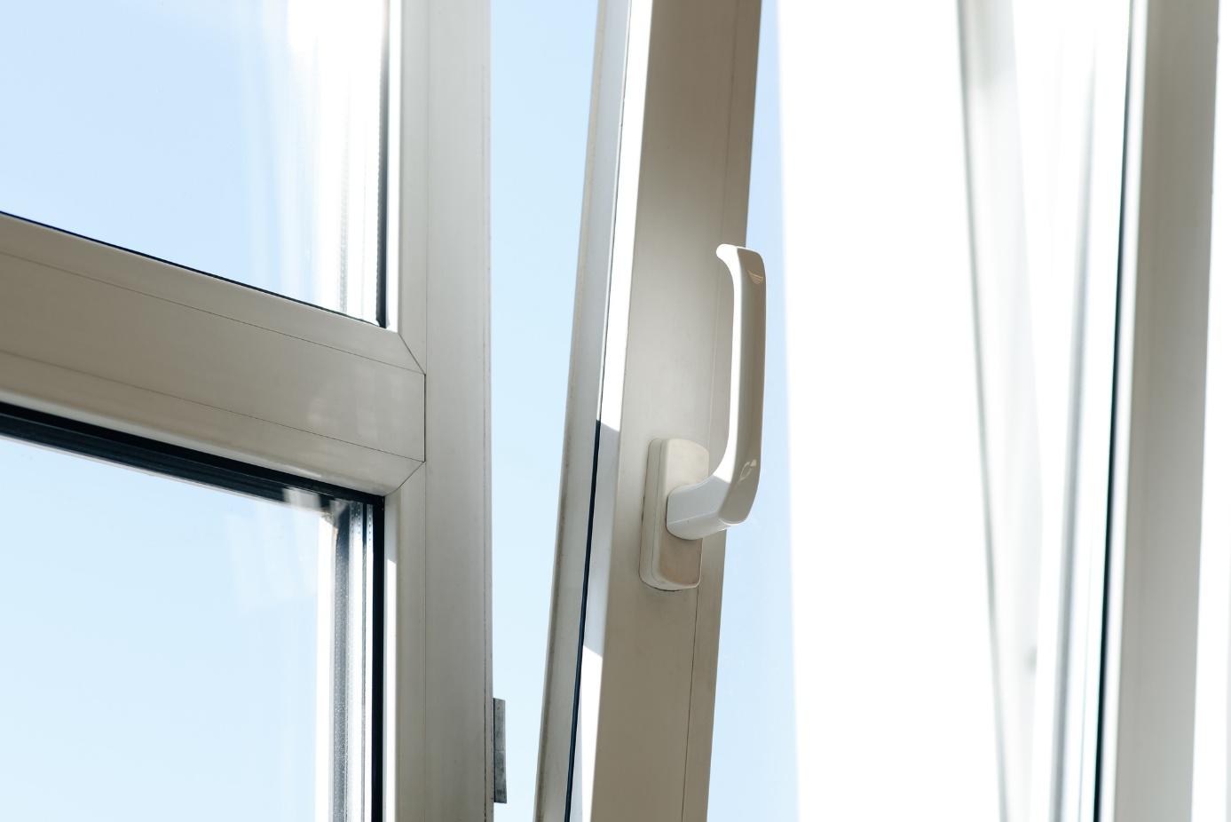 Gekipptes Kunststofffenster mit Fenstergriff