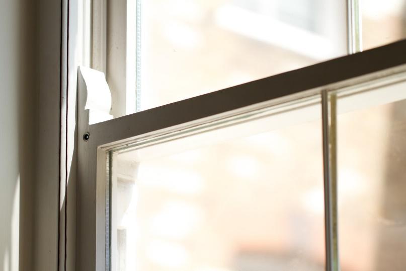 Ge&ouml;ffnetes Fenster mit seitlich montierter Fenstersicherung im Innenbereich