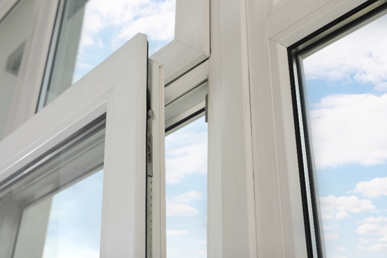 Weiße Fensterkonstruktion mit gekipptem Fensterflügel