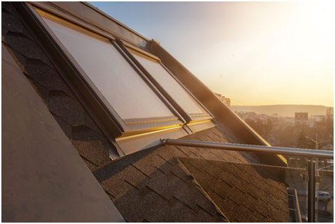 Seitlicher Blick auf ein Dachgaubenfenster