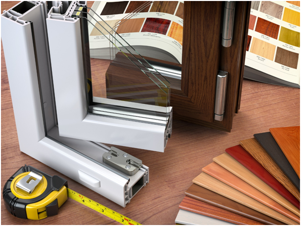 Fensterrahmen aus Kunststoff mit Messwerkzeug und Holzfarbenmuster.