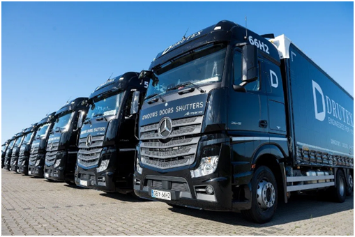 Schwarze DRUTEX-LKW.