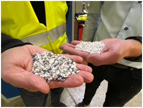 ZweiPersonen halten Kunststoffgranulat in den Händen