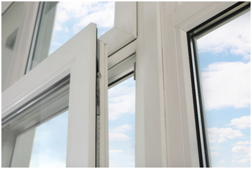 Gekipptes Kunststofffenster mit Fensterrahmen, Glasfläche und Blick auf den Himmel.