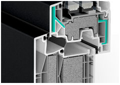 Fensterprofil-Querschnitt mit Dämmkammern und Dichtungselementen