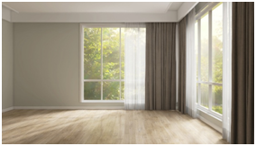 Innenraum mit bodentiefen Fenstern, Gardinen und Blick ins Grüne