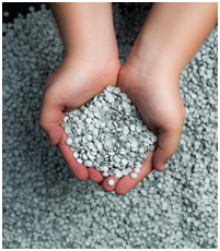 Kunststoffgranulat liegt in geöffneten Händen
