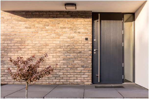 Modernes Backsteinhaus mit anthrazitfarbener Aluminium-Haust&uuml;r.