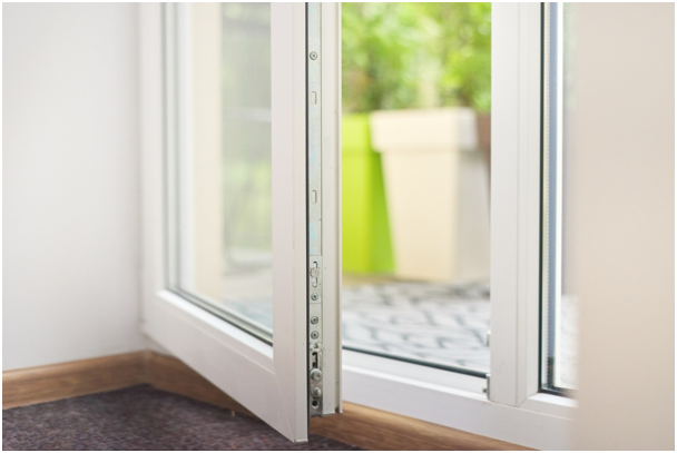 Balkontür mit hoher Schwelle steht offen