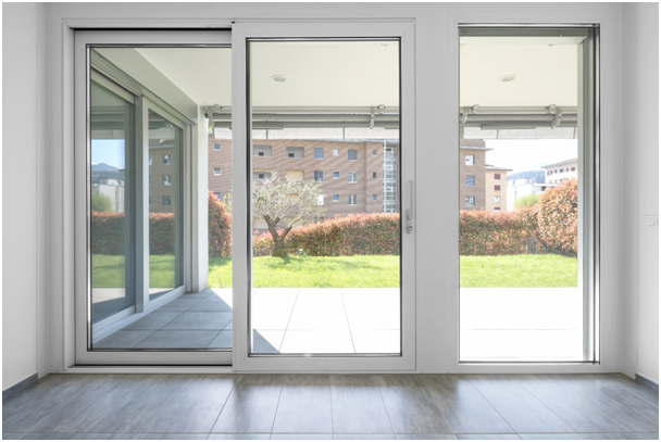 Terrassentür mit Blick in einen Garten mit Hecke