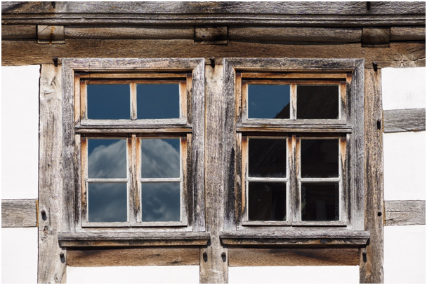 Bildunterschrift: Zwei Fenster eines Fachwerkhauses von au&szlig;en.