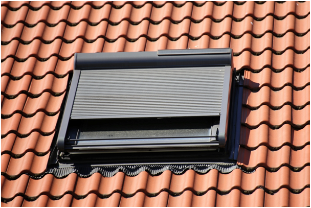 Dachschr&auml;ge-Fensters, das mit einem Vorsatzrollladen ausgestattet ist