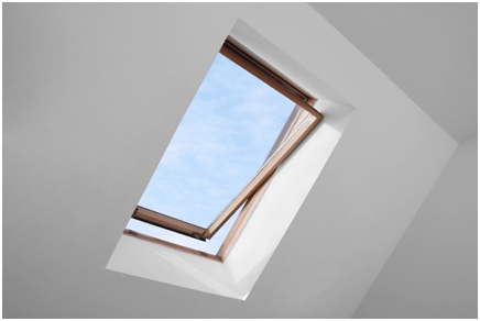 Ein Dachfenster versorgt den Raum mit Tageslicht