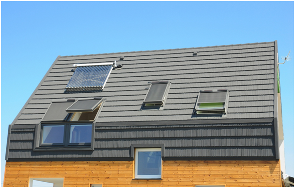 Geschlossene und offene Dachfenster mit Außenjalousien