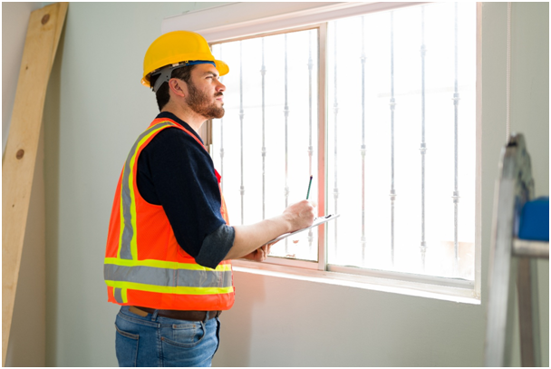 Monteur &uuml;berpr&uuml;ft den Einbau eines Fensters