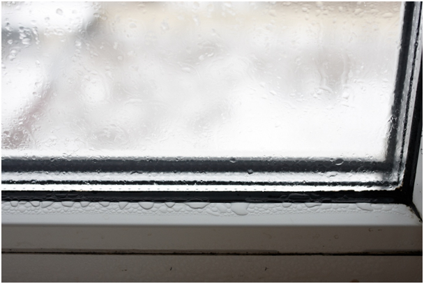 Fensterscheibe mit Tropfen im Inneren Tropfenbildung