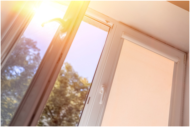 Blick auf die Natur mit B&auml;umen aus einem offenen Fenster mit Sonneneinstrahlung