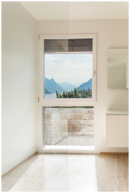 Modernes Fenster mit Blick auf eine Berglandschaft und einen Garten.